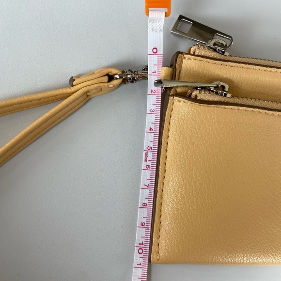 A new day wristlet set. Shiny. Small handbag - Picture 3 of 5